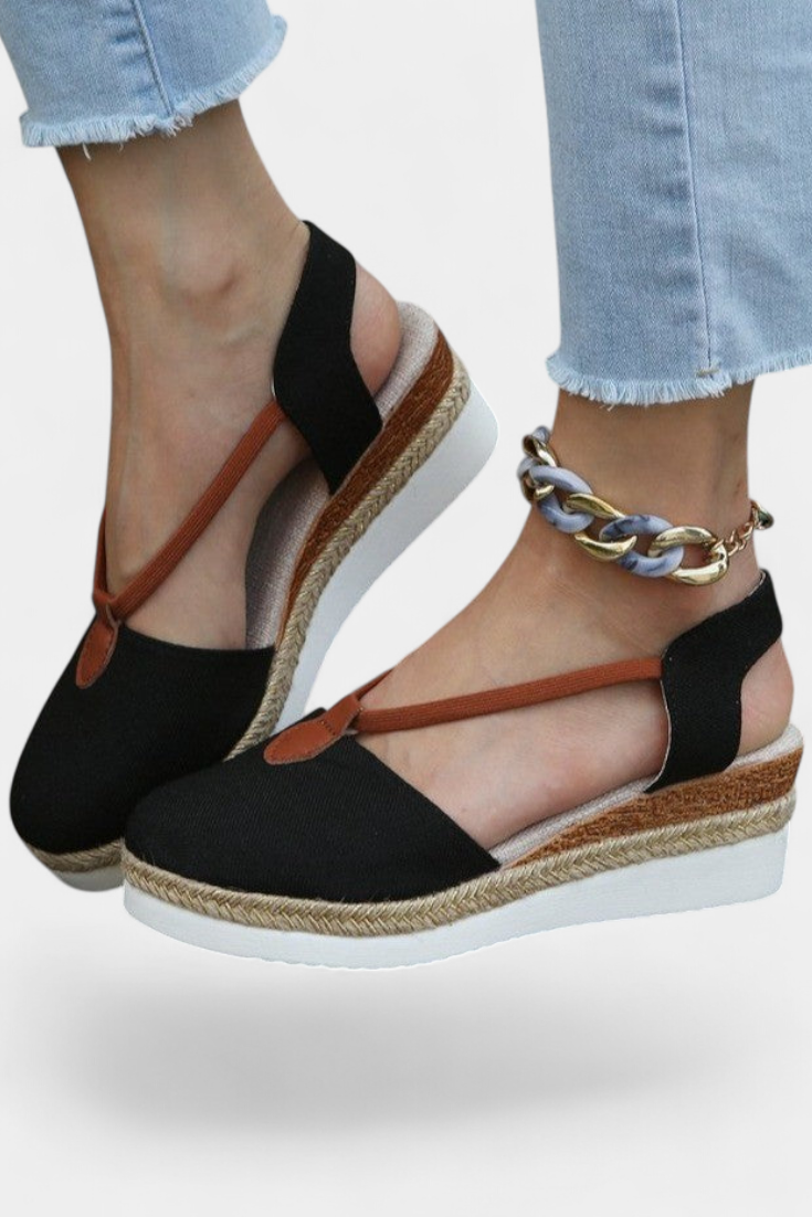 Eunate Sandalias Cerradas con Cuña de Efecto Yute y Detalle Natural